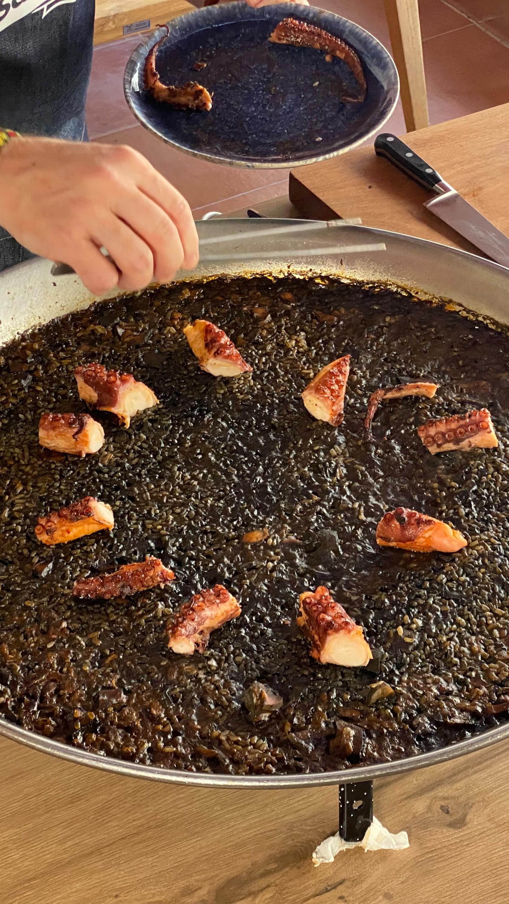 🥘 PAELLA DE CALAMARES DE LATA 🥘 
.
Guárdate esta receta como homenaje al mejor cocinero del mundo #thebestchefsoftheworld @dabizdiverxo.
.
Con pocos ingredientes un resultado espectacular!
.
Si te ha gustado, comenta conque la harías tú!
.
SÍGUEME para más recetas como esta! 
.
#paella #pulpo #cocinacasera #cocinasaludable #chef #food #spanishfood