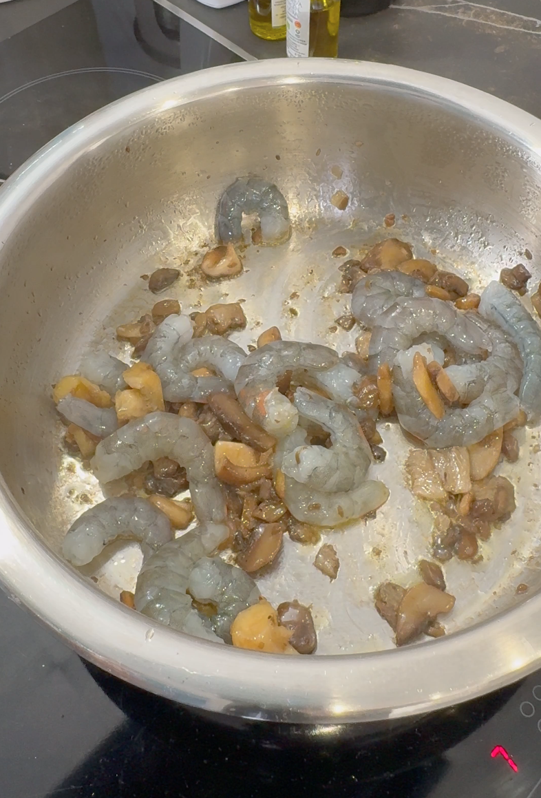 paso a paso arroz con langostinos y setas