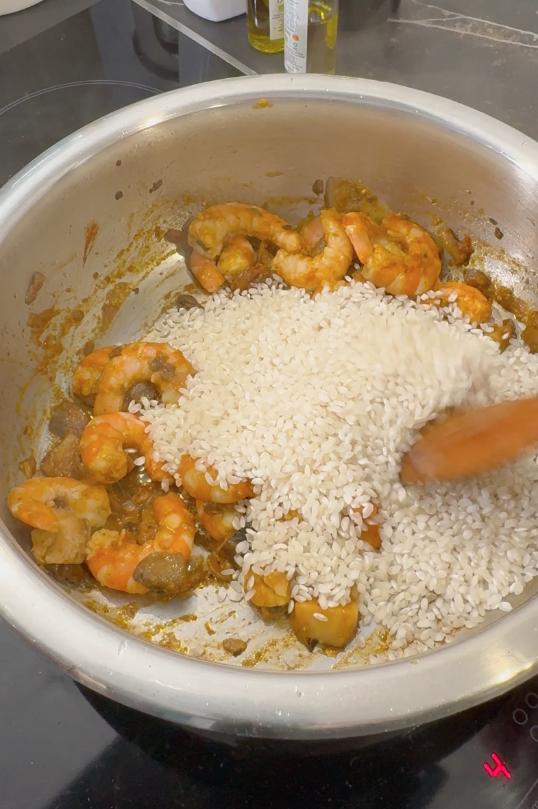 paso a paso arroz con langostinos y setas