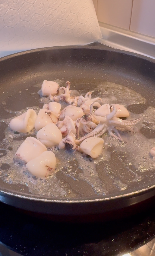 fideuá de calamares y gambas