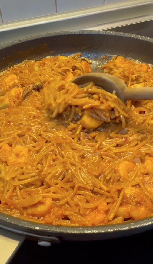 fideuá de calamares y gambas