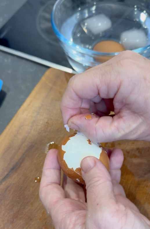 huevos rellenos de ensaladilla de berberechos