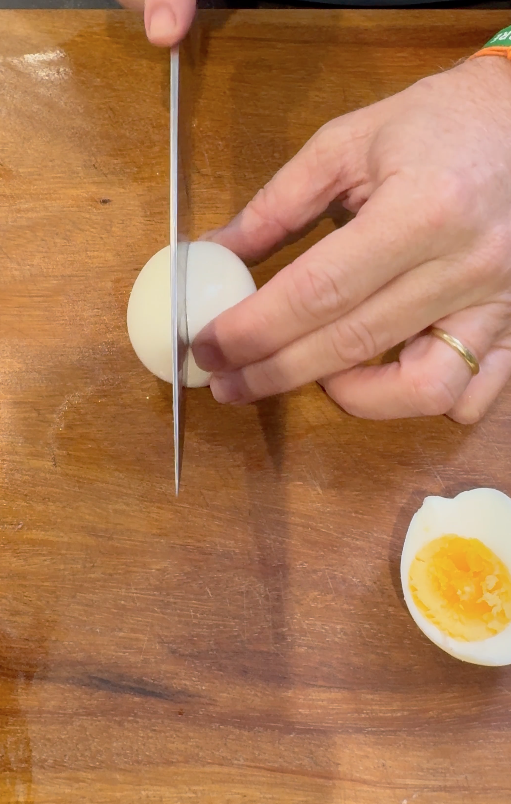 huevos rellenos de ensaladilla de berberechos