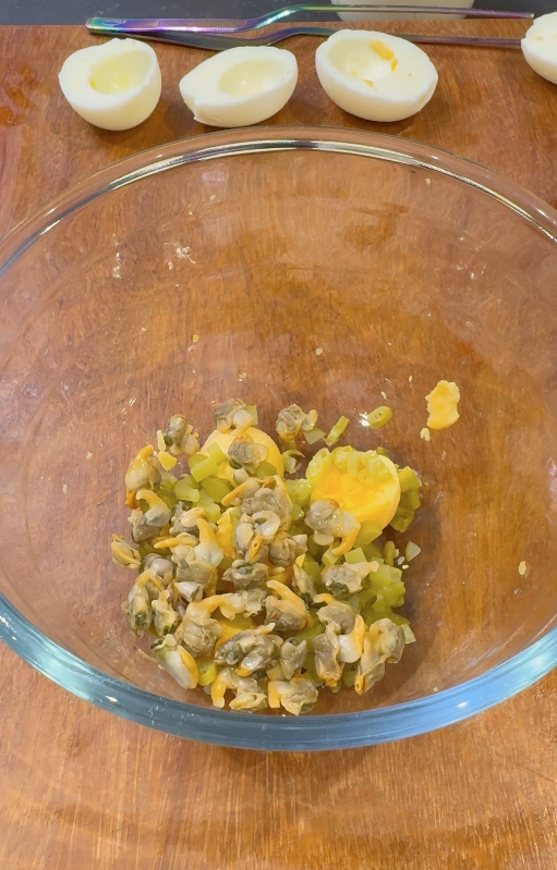 huevos rellenos de ensaladilla de berberechos