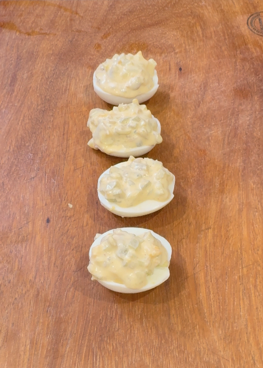 huevos rellenos de ensaladilla de berberechos